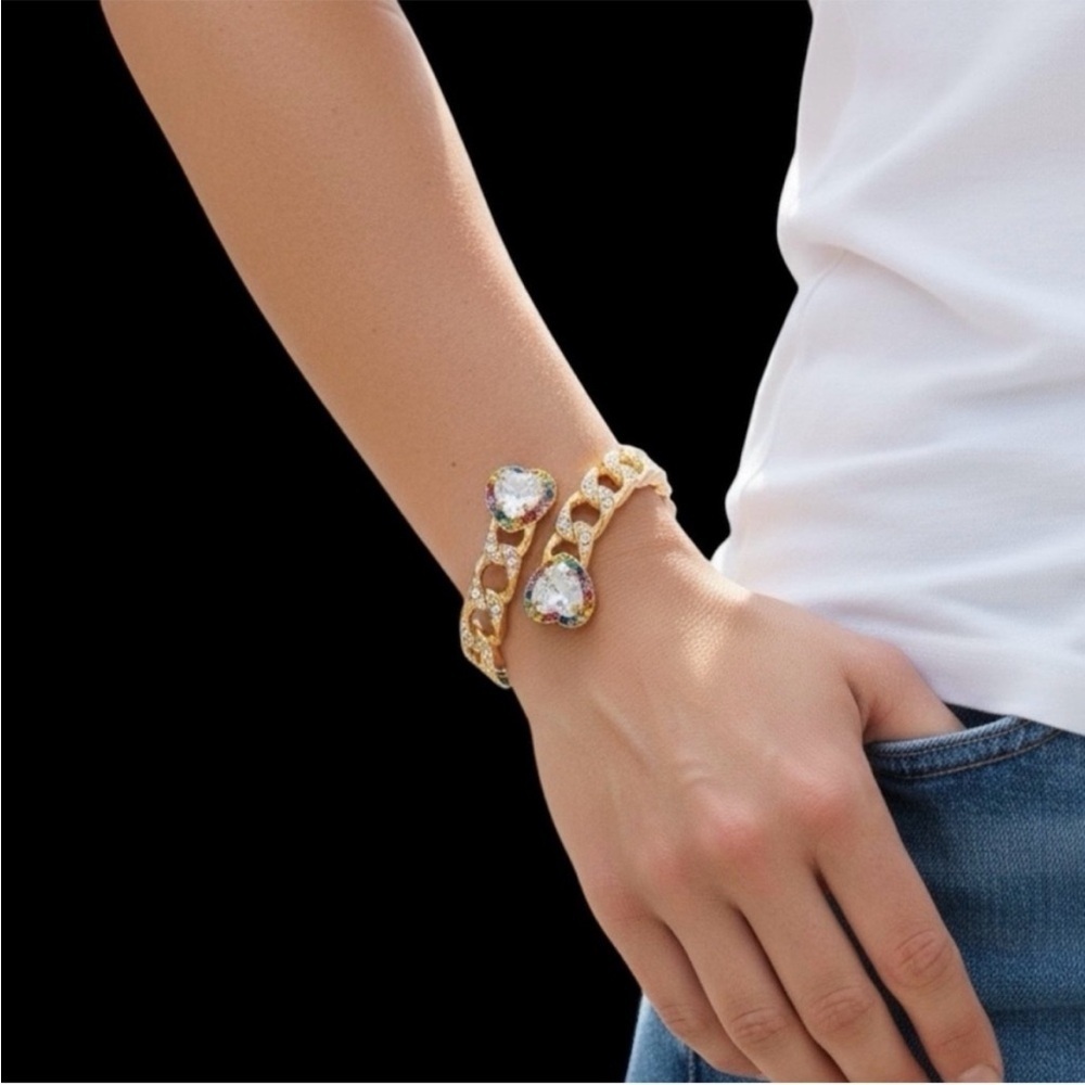 Kurt Geiger London Gold-Ton with Rainbow Crystal Heart Accents Bangle Bracelet - Picture 4 of 12